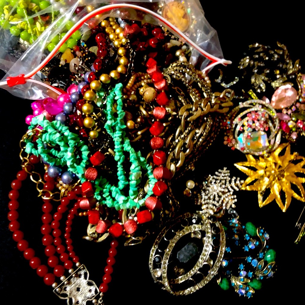 Gallon bag filled w/ costume jewelry. Perfect for artwork & multimedia projects.